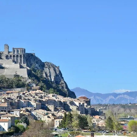 Tikayan La Célestine 3* Beynes (Alpes-de-Haute-Provence)